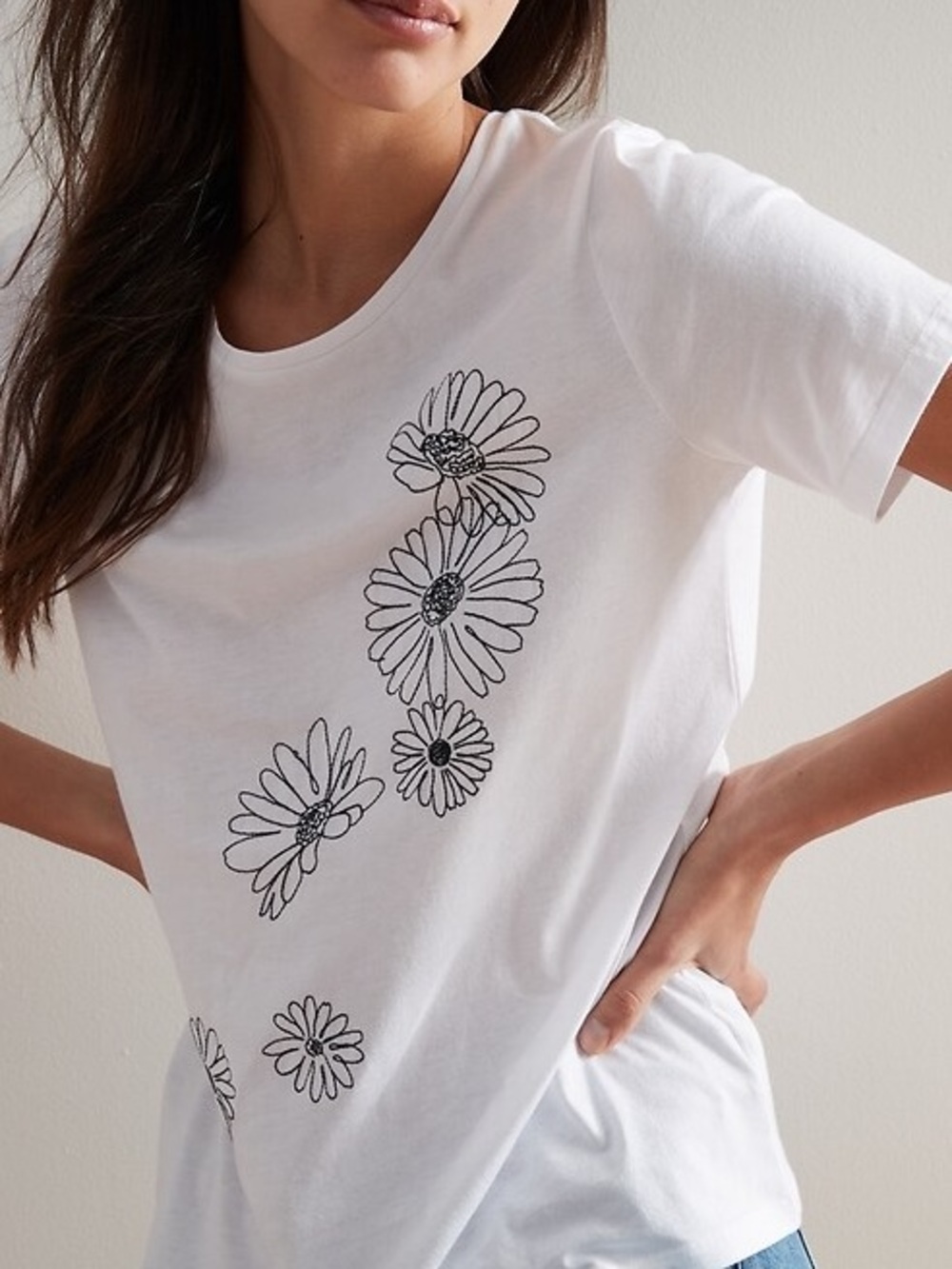 Banana Republic White Tee with Embroidered Black Daisies. Size XL. New!